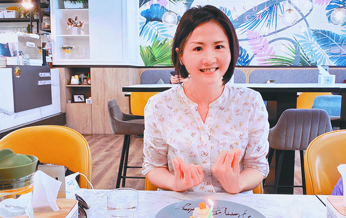 楊明玲以禱告帶領職場團隊。(圖/受訪者提供)